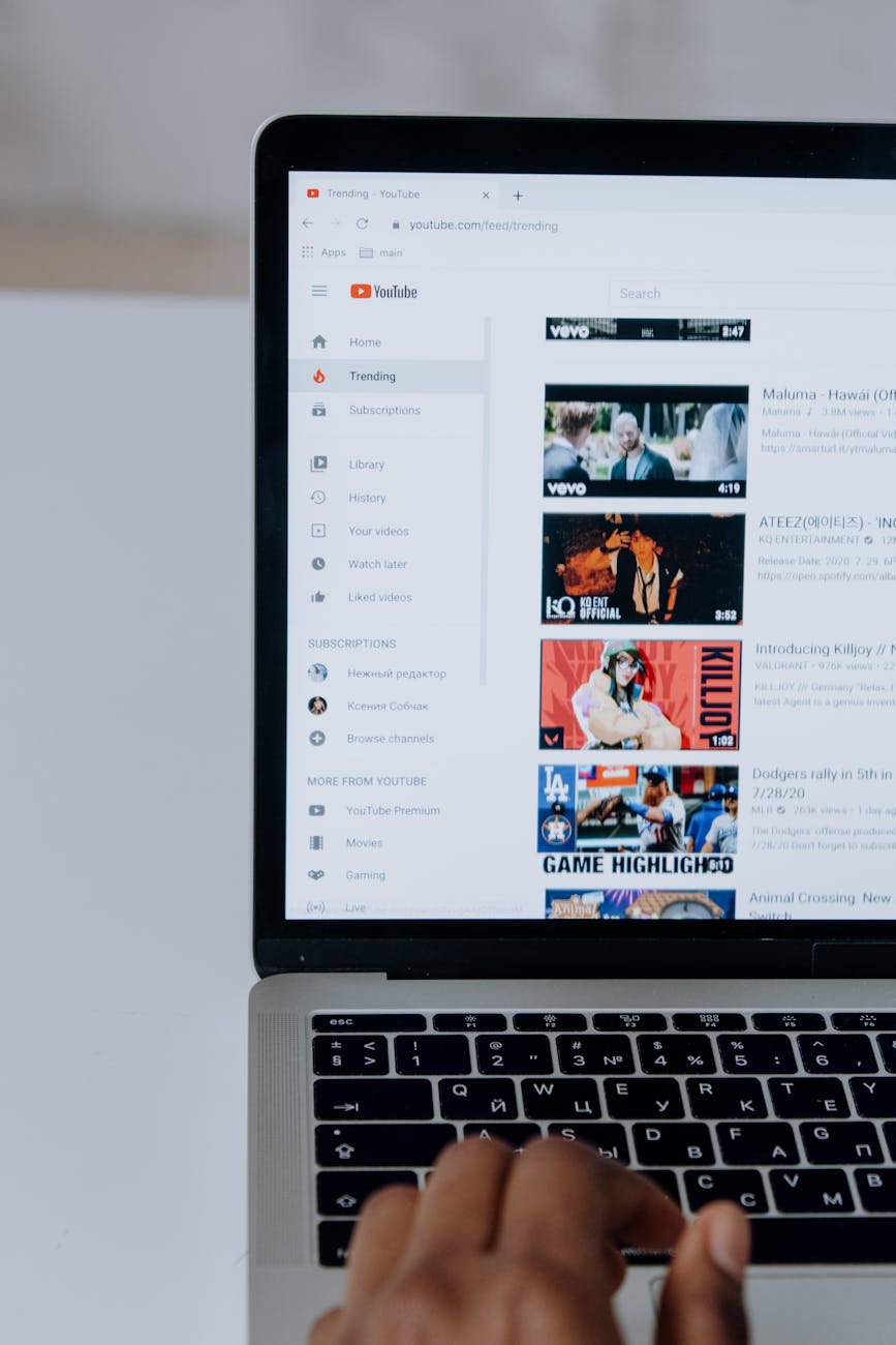 Example of optimized YouTube video description with keywords and timestamps